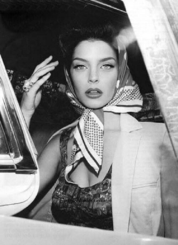 khan-bandana-vintage-danh-cho-nang-yeu-thich-phong-cach-thoi-trang-co-dien