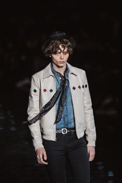 Biến tấu đầy ngẫu hứng với khăn Bandana 7 Biến tấu đầy ngẫu hứng với khăn Bandana 6